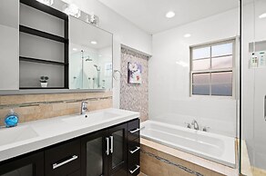 Luxury Estate With Sparkling Pool Elegant Amenities