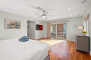 Luxury Estate With Sparkling Pool Elegant Amenities