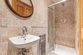 Country Farmhouse hot tub bbq hut