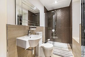 Country Farmhouse hot tub bbq hut