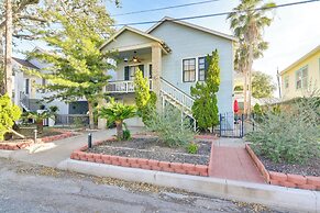 ~ Half-mi to Galveston Seawall: Apartment w/ Deck!