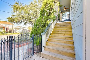 ~ Half-mi to Galveston Seawall: Apartment w/ Deck!