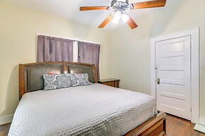 ~ Half-mi to Galveston Seawall: Apartment w/ Deck!