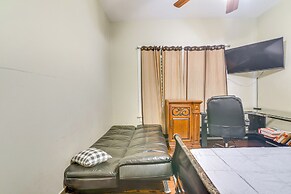 ~ Half-mi to Galveston Seawall: Apartment w/ Deck!