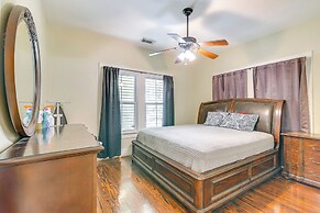 ~ Half-mi to Galveston Seawall: Apartment w/ Deck!