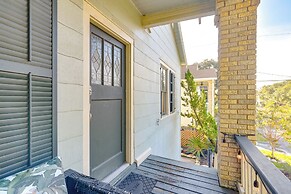 ~ Half-mi to Galveston Seawall: Apartment w/ Deck!