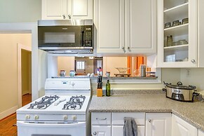 ~ Half-mi to Galveston Seawall: Apartment w/ Deck!