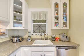 ~ Half-mi to Galveston Seawall: Apartment w/ Deck!