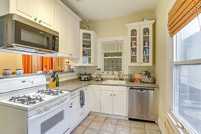 ~ Half-mi to Galveston Seawall: Apartment w/ Deck!