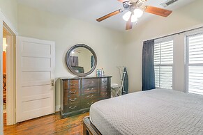 ~ Half-mi to Galveston Seawall: Apartment w/ Deck!