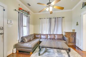 ~ Half-mi to Galveston Seawall: Apartment w/ Deck!