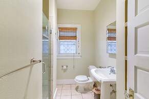 ~ Half-mi to Galveston Seawall: Apartment w/ Deck!