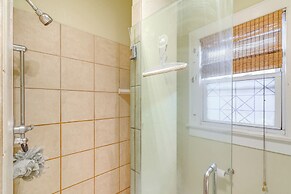 ~ Half-mi to Galveston Seawall: Apartment w/ Deck!