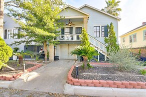 ~ Half-mi to Galveston Seawall: Apartment w/ Deck!