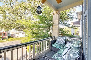 ~ Half-mi to Galveston Seawall: Apartment w/ Deck!