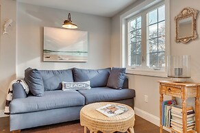 1 Mi to Drakes Island Beach: Cottage w/ Deck!