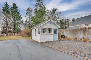 1 Mi to Drakes Island Beach: Cottage w/ Deck!