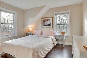 1 Mi to Drakes Island Beach: Cottage w/ Deck!