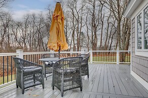 1 Mi to Drakes Island Beach: Cottage w/ Deck!