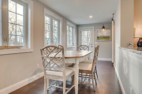 1 Mi to Drakes Island Beach: Cottage w/ Deck!