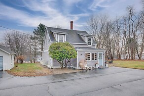 1 Mi to Drakes Island Beach: Cottage w/ Deck!