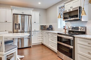 1 Mi to Drakes Island Beach: Cottage w/ Deck!