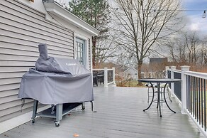1 Mi to Drakes Island Beach: Cottage w/ Deck!
