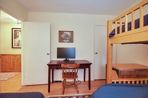 1 Mi to Sugarbush Resort: Dog-friendly Home!
