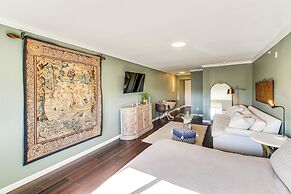 Lake-view Couple's Retreat in Hot Springs!