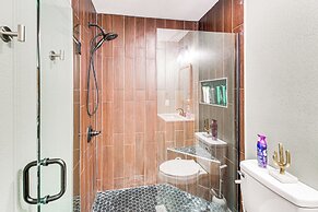 Lake-view Couple's Retreat in Hot Springs!