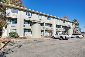 Lake-view Couple's Retreat in Hot Springs!