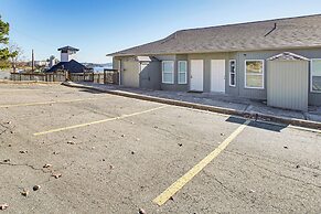 Lake-view Couple's Retreat in Hot Springs!