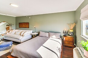 Lake-view Couple's Retreat in Hot Springs!