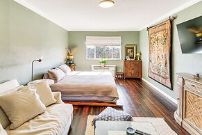 Lake-view Couple's Retreat in Hot Springs!