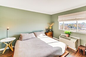 Lake-view Couple's Retreat in Hot Springs!