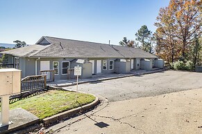 Lake-view Couple's Retreat in Hot Springs!