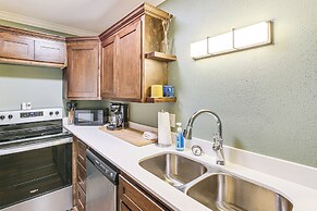 Lake-view Couple's Retreat in Hot Springs!