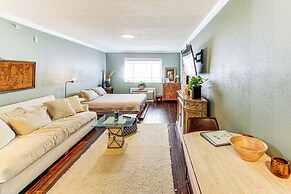 Lake-view Couple's Retreat in Hot Springs!