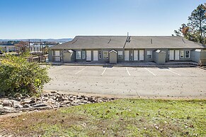 Lake-view Couple's Retreat in Hot Springs!