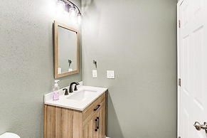 Lake-view Couple's Retreat in Hot Springs!