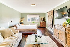 Lake-view Couple's Retreat in Hot Springs!