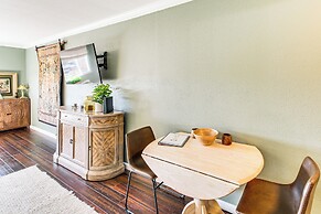 Lake-view Couple's Retreat in Hot Springs!