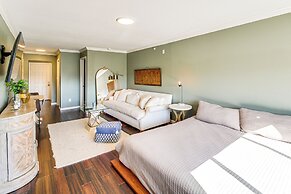 Lake-view Couple's Retreat in Hot Springs!