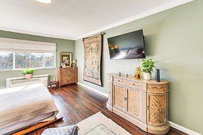 Lake-view Couple's Retreat in Hot Springs!