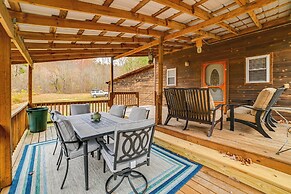 2 Mi to Kentucky Lake: Cozy Cabin w/ Deck!