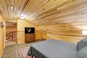 2 Mi to Kentucky Lake: Cozy Cabin w/ Deck!