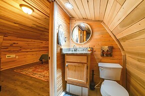 2 Mi to Kentucky Lake: Cozy Cabin w/ Deck!