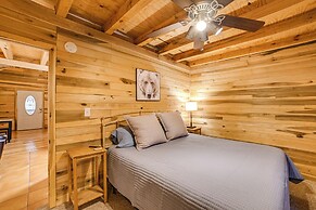 2 Mi to Kentucky Lake: Cozy Cabin w/ Deck!
