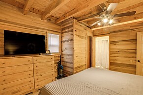 2 Mi to Kentucky Lake: Cozy Cabin w/ Deck!