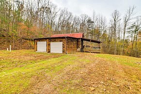 2 Mi to Kentucky Lake: Cozy Cabin w/ Deck!